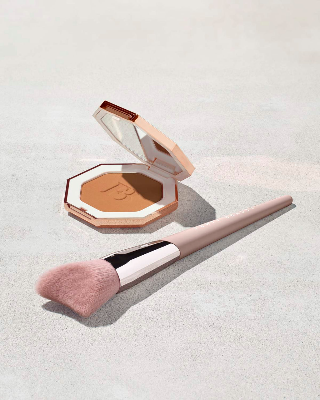 Cheek-Hugging Bronzer Brush 190